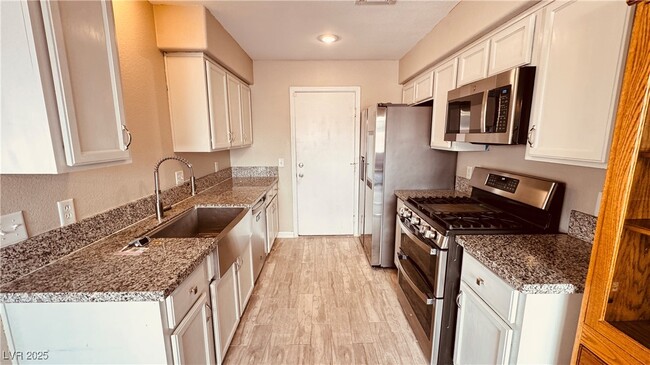 Building Photo - 722 Peregrine Falcon St