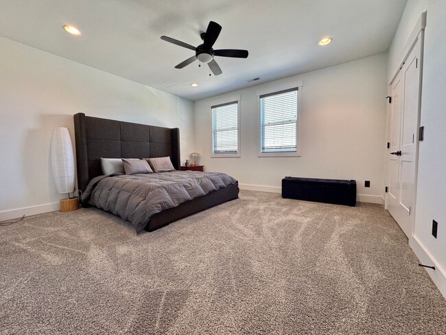 Building Photo - 2 Bed, 2.5 Bath Townhome with 2 Reserved Parking Spots