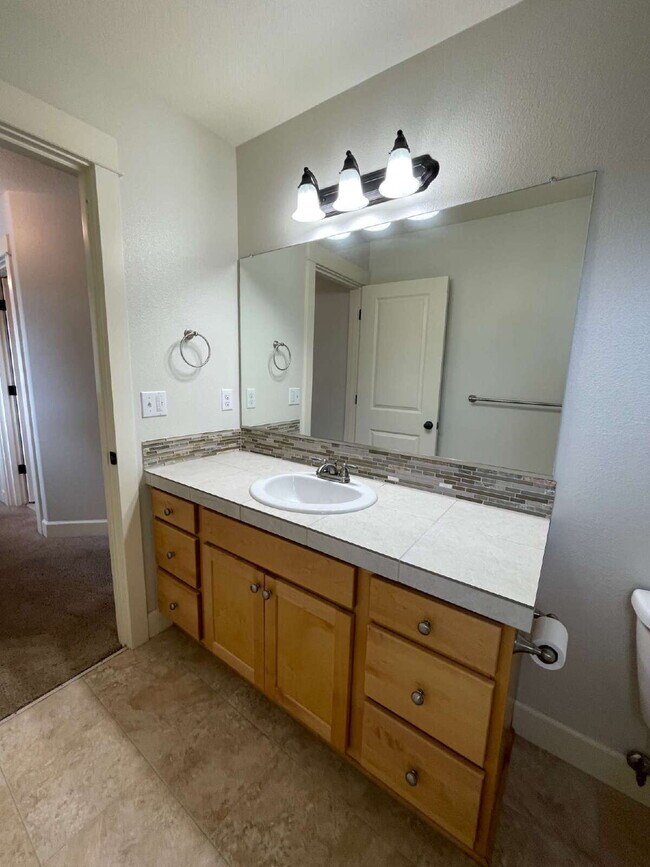 Building Photo - 3 Bedroom / 2.5 Bathroom Home with Attached Garage & Fenced Backyard