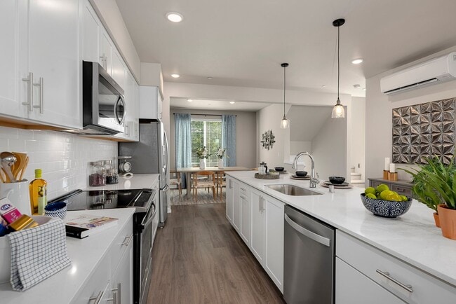 Building Photo - 4 Bedroom with Greenspace Privacy!
