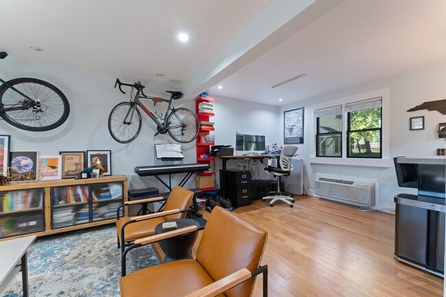 Building Photo - 929 St Marys St