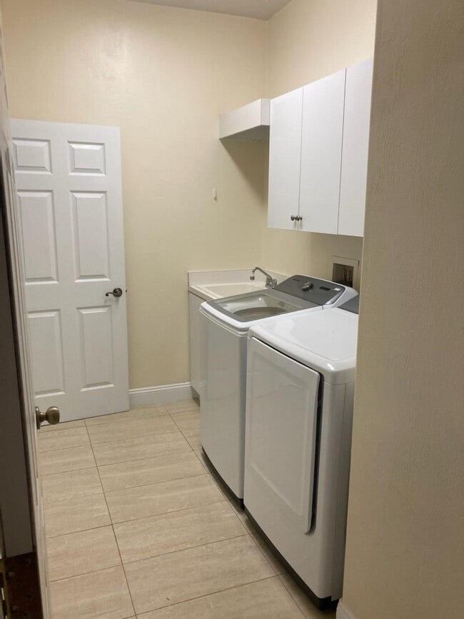 Building Photo - 432 Airport Rd