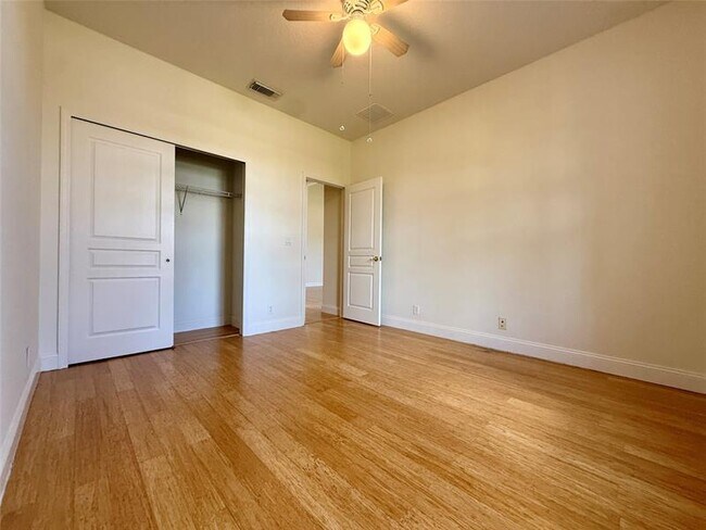 Building Photo - 10495 SW West Park Ave