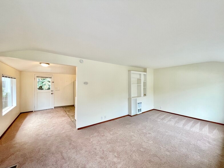 Building Photo - 2411 W Lynn St