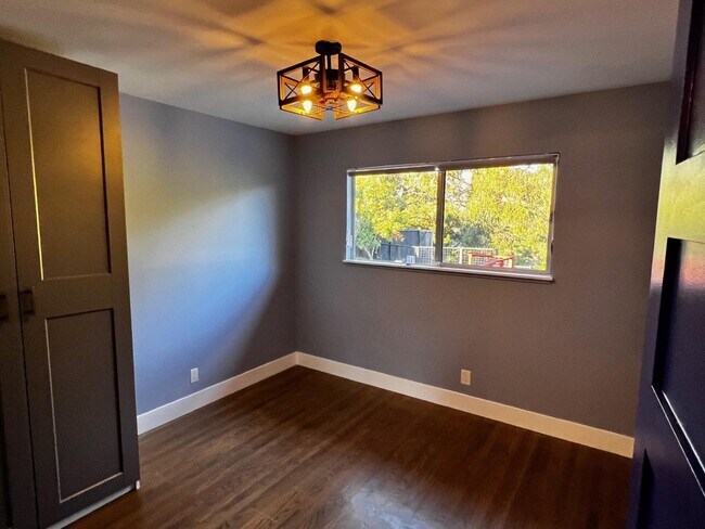 Building Photo - 1157 Manzanita Dr