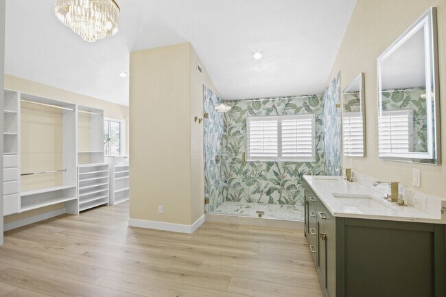 Building Photo - Gorgeous Costa Mesa Home in Gated Community!