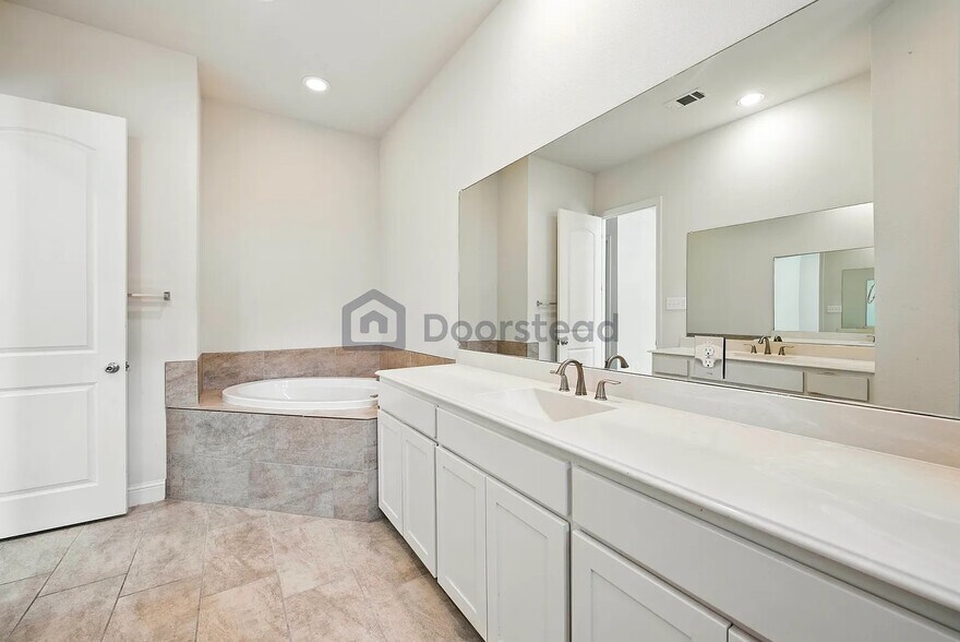 Building Photo - 2518 Plumas Dr