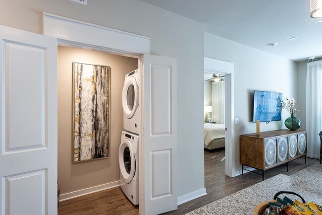 Building Photo - Move-In Ready & Modern