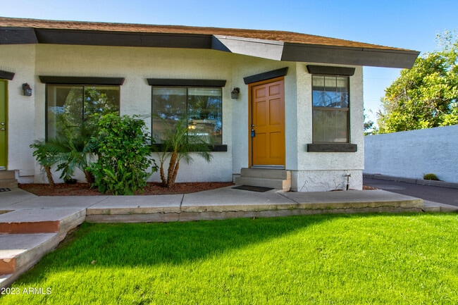 Building Photo - 2215 W Augusta Ave