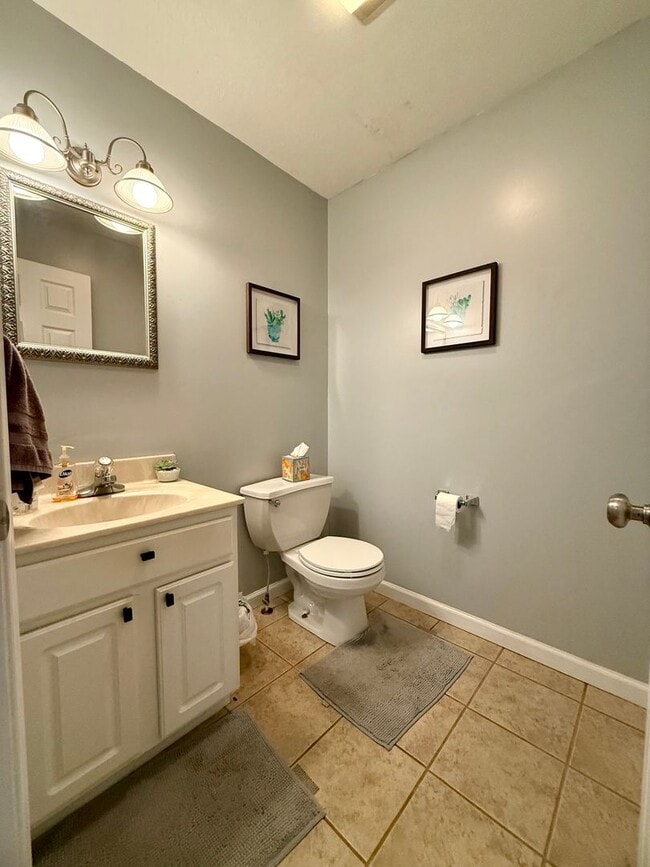 Building Photo - Beautiful Home on West side Available Janu...