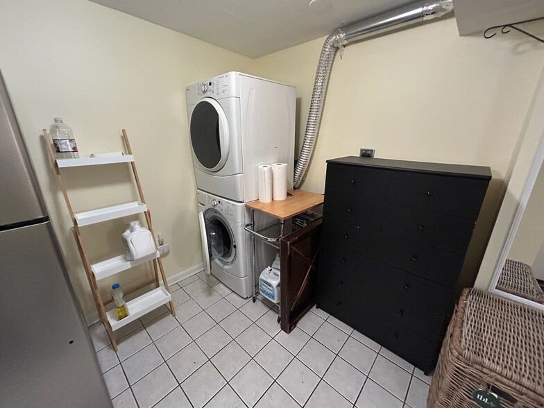 Building Photo - 2422 Observatory Pl NW