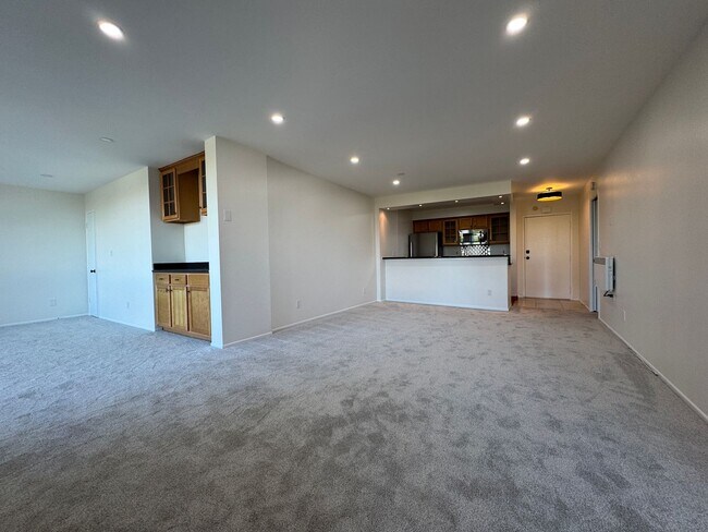 Building Photo - Top Floor Oasis