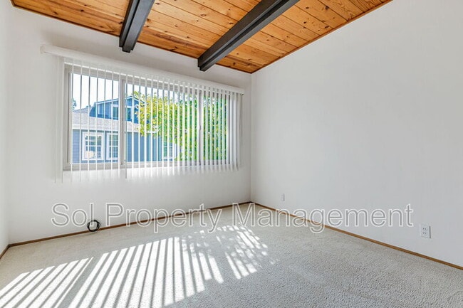 Building Photo - 3 Treanor St