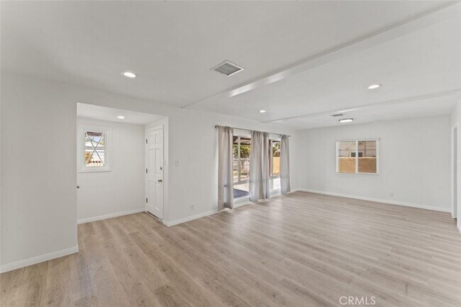 Building Photo - 14722 Strathern St