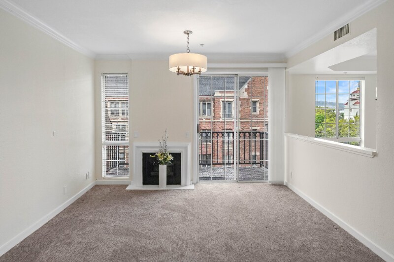 Building Photo - 585 N Rossmore Ave