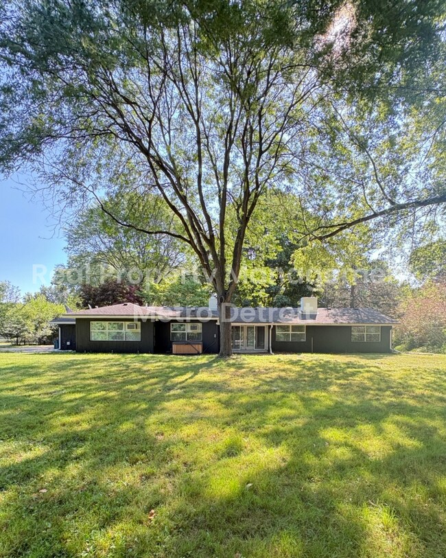 Building Photo - 3-Bedroom Single-Family Home in Beverly Hills, Michigan
