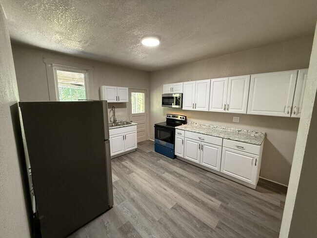 Building Photo - 1247 Main St