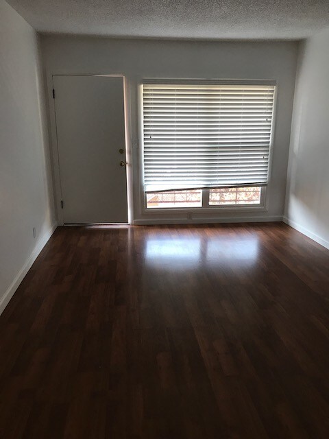 Building Photo - 940 S Venice Blvd