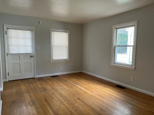 Building Photo - NORWOOD - 2 bed/1.5 bath with 1 car garage. Fenced yard