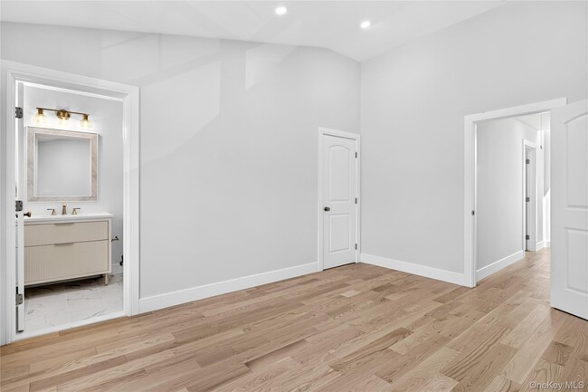 Building Photo - 42 Linwood Rd N