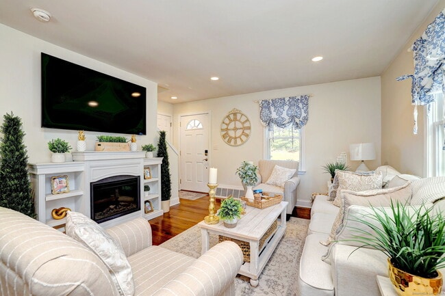 Building Photo - 40 Hazelwood Ave