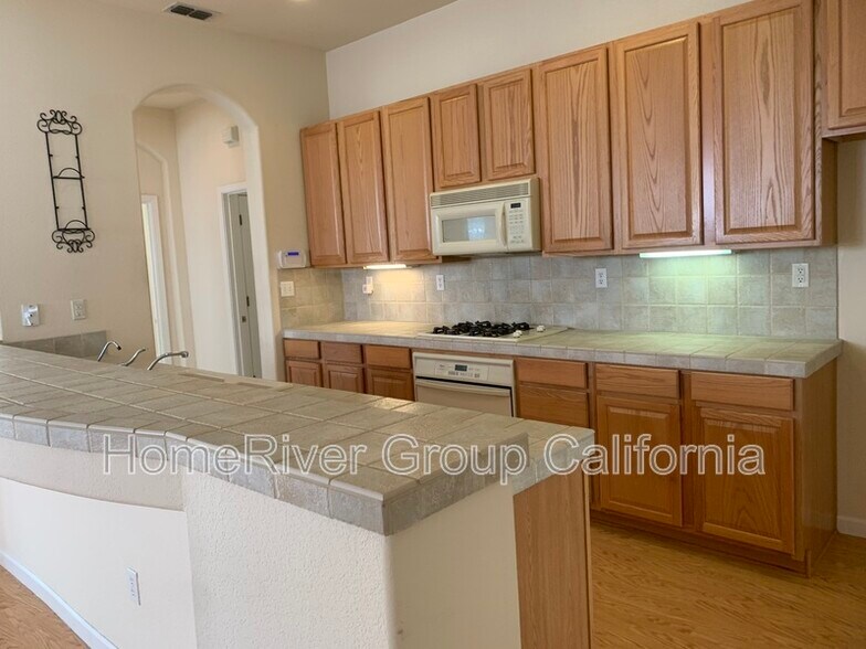 Building Photo - 2224 Bastona Dr