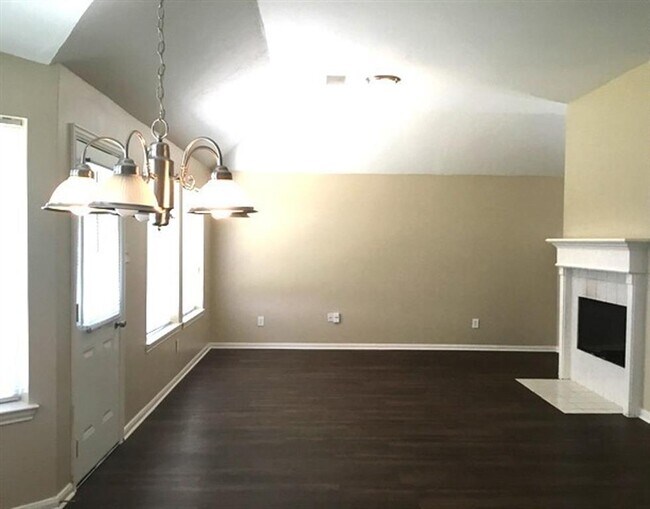 Building Photo - 21630 Wildcroft Dr