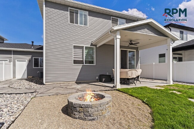 Building Photo - "Charming West Haven Retreat: Spacious 3-B...