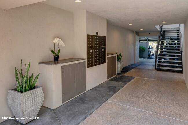 Building Photo - 2405 Roscomare Rd