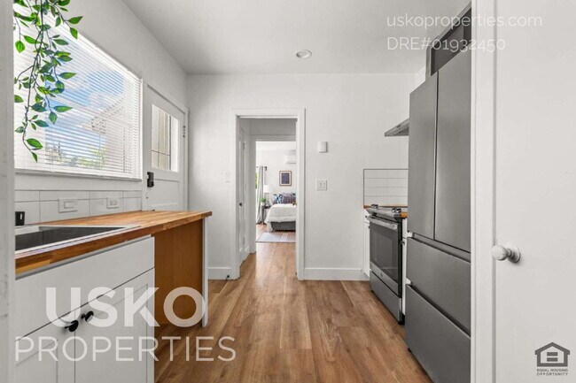 Building Photo - "Charming 4-Bed Retreat in the Heart of Sacramento - 1407 Sq Ft of Comfort!"