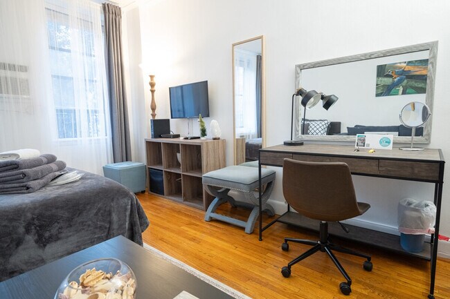 Building Photo - 1422 2nd Ave