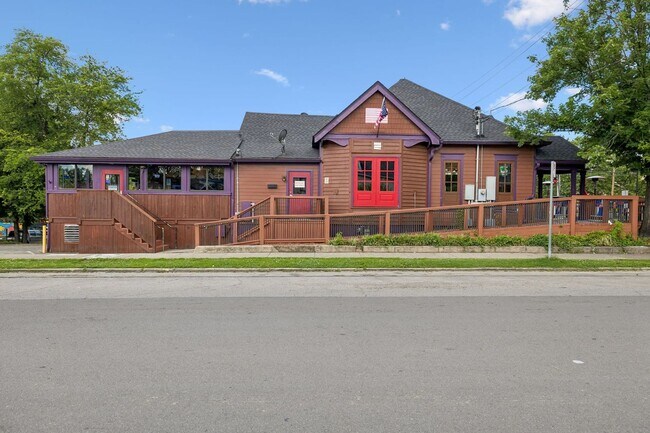 Building Photo - 906 Smiley St