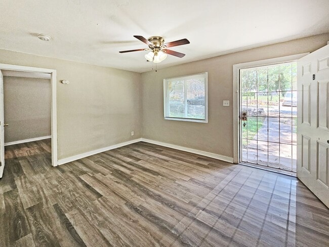 Building Photo - No Steps - 2/1 Duplex Near Hank Aaron Dr - Housing Vouchers Accepted