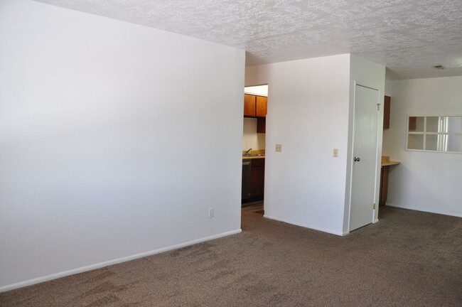 Building Photo - Available now! 2 bedroom 1 bath!