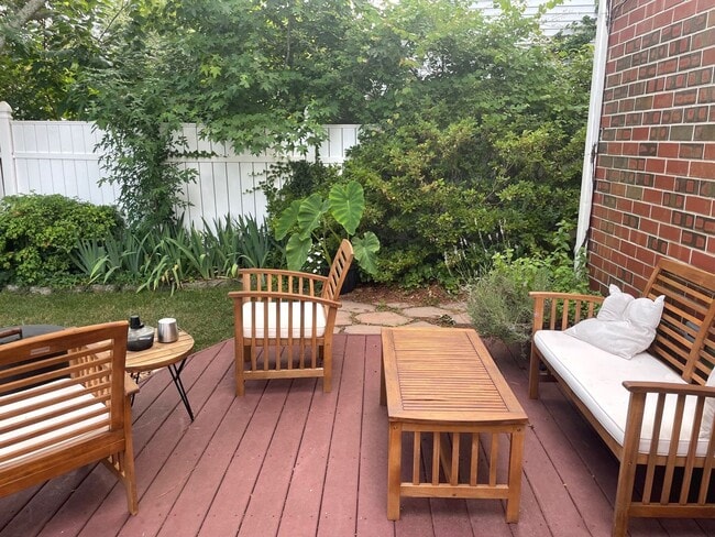 Building Photo - 3BD/2.5BA End Unit Townhouse in Hilltop Area!!