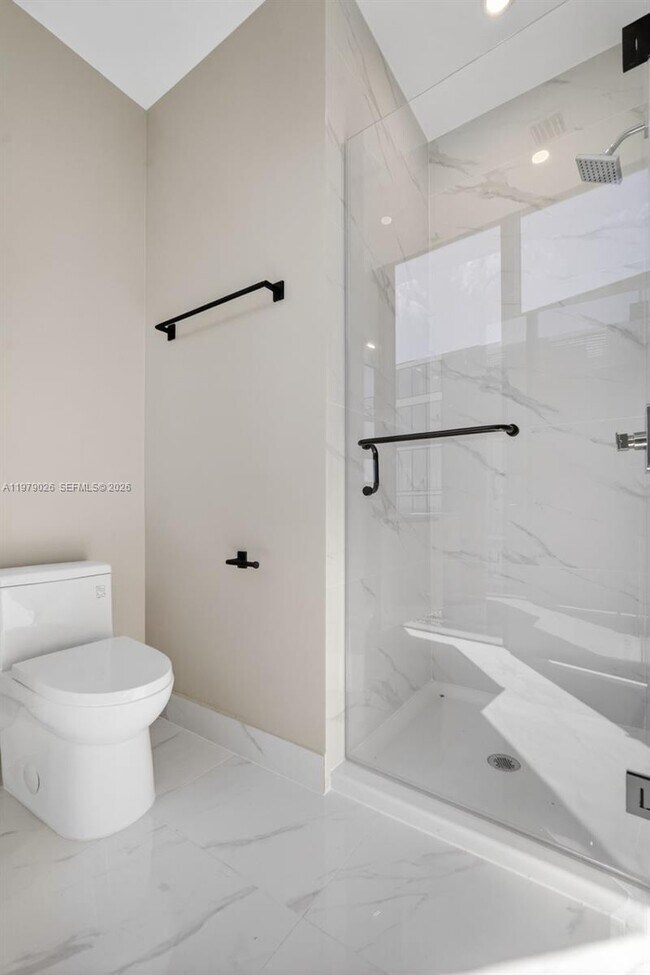 Building Photo - 700 NE 24th St