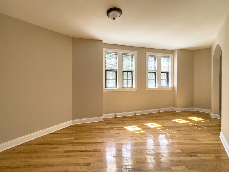 Building Photo - 890 Green Bay Rd