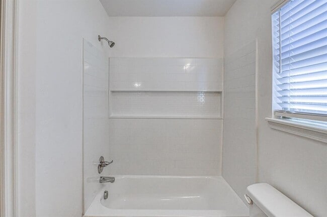 Building Photo - 15712 Bennett Dr