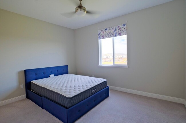 Building Photo - Furnished or Unfurnished 3 Bedroom, 2.5 Ba...