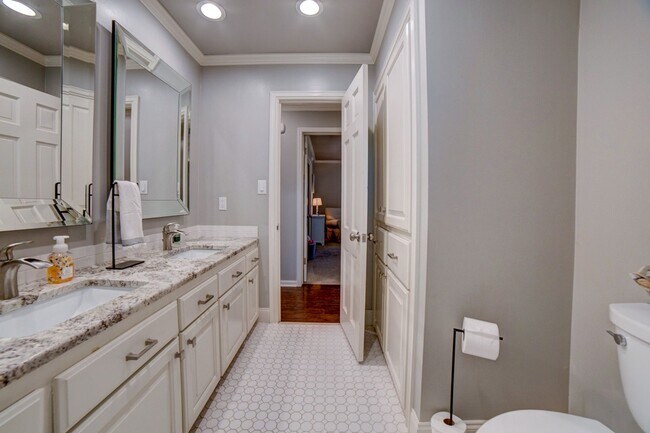 Building Photo - Available mid-August! Amazing mid-town gem...