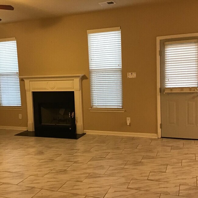 Building Photo - 2793 Huntcliffe Dr