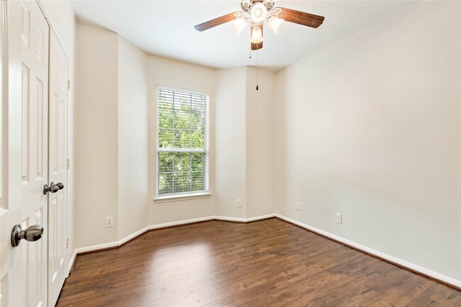 Building Photo - 6607 Lake Woodlands Dr