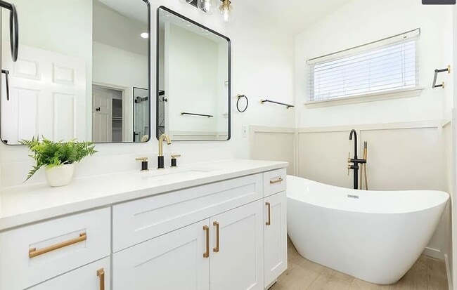 Building Photo - Spacious and Elegant 4 BR 3.5 BA Home in Olathe!