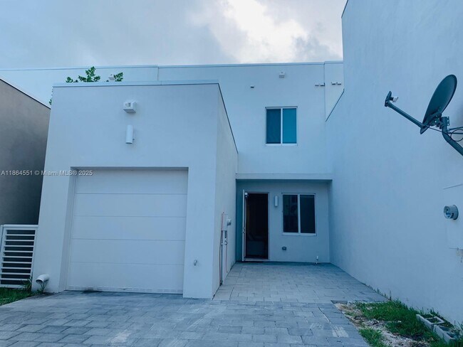 Primary Photo - 6671 NW 104th Ave