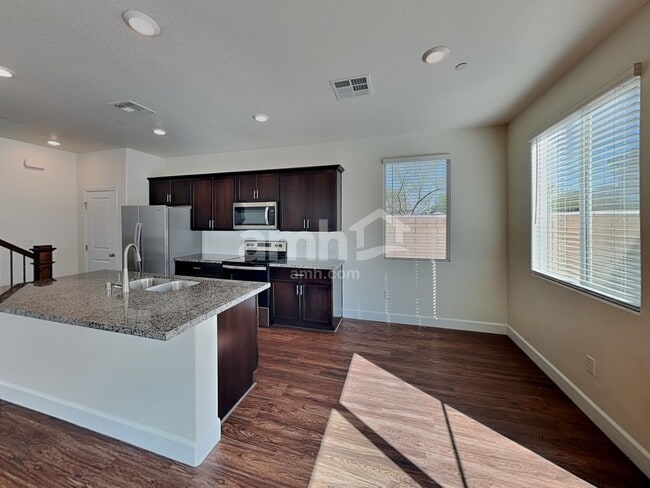 Building Photo - 696 N Water St