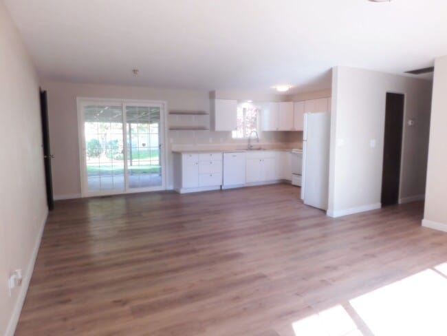Building Photo - Beautiful 4 Bedroom, 1-1/2 Bathroom Home W...