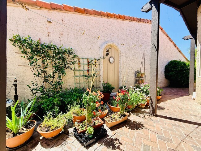 Building Photo - Available August 1st! Beautiful fully furnished single-story home located in the prestigious Span...