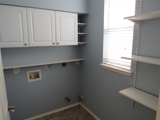 Building Photo - 917 Truman Ln