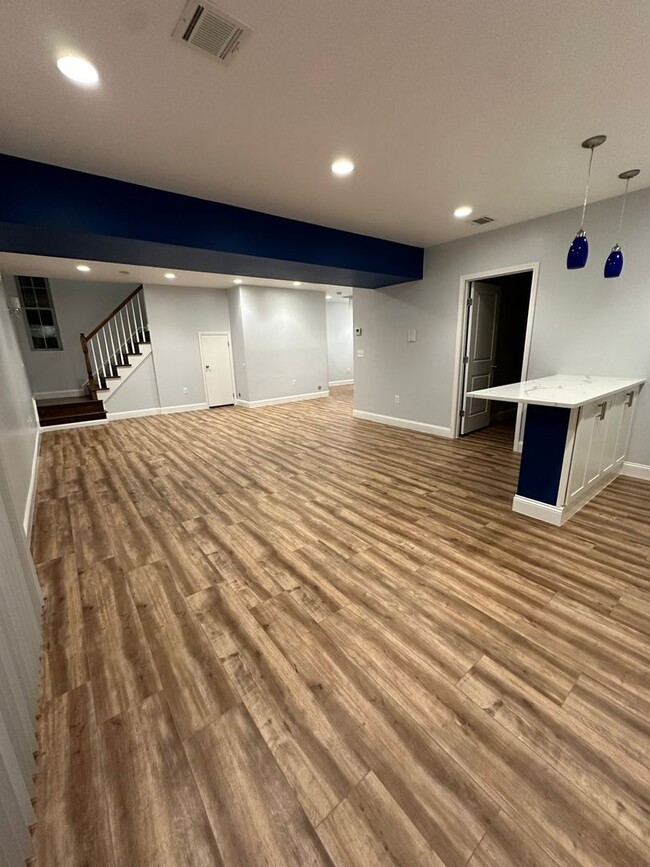 Building Photo - Spacious Modern 1st Floor Apartment w/ Fin...