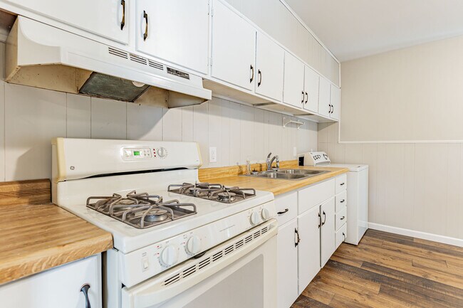 Kitchen - 1409 N Goodwin Ave